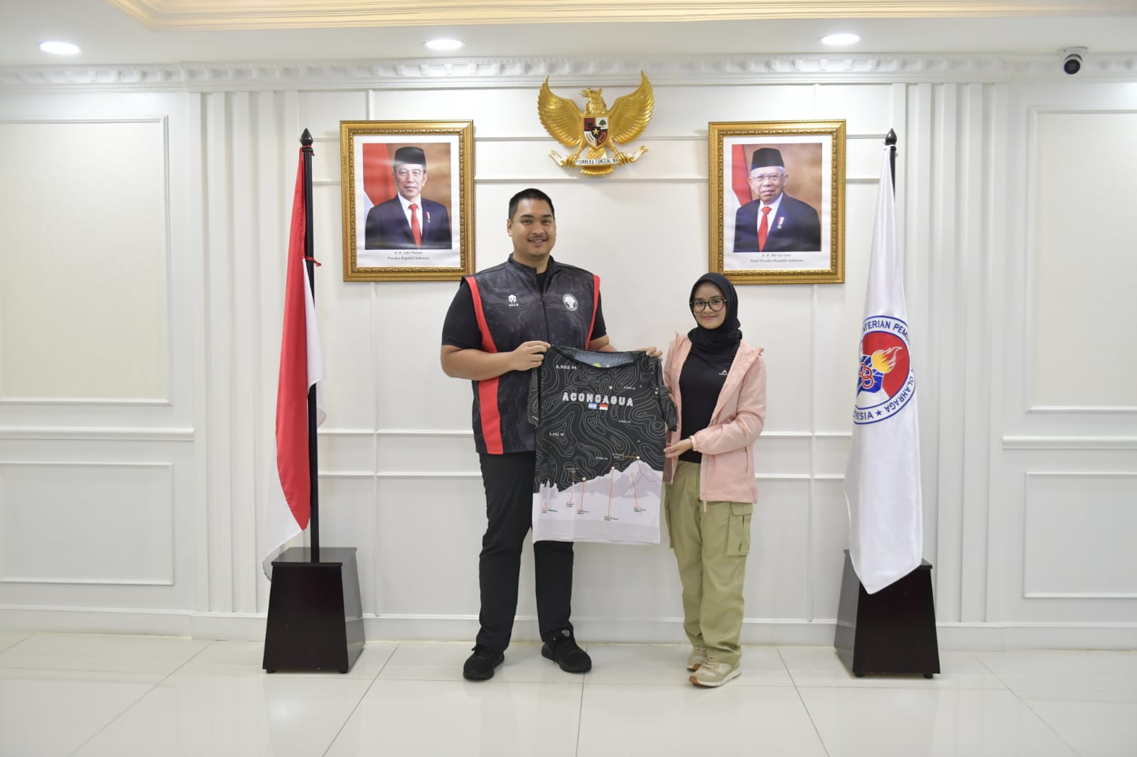 Menpora Dito Dukung Khansa Kibarkan Merah Putih di Gunung Amerika