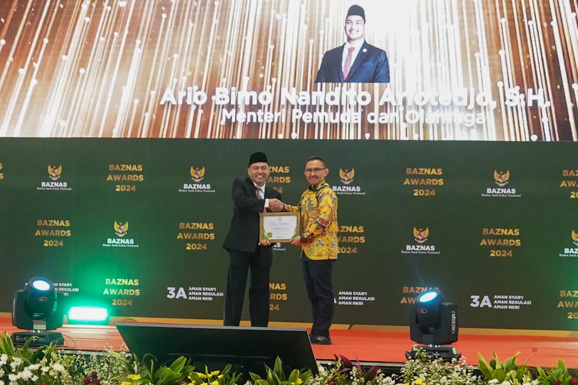 Menpora Dito Dapat Penghargaan BAZNAS Awards 2024