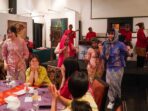 Kenakan-Pakaian-Batik-Pemain-Red-Sparks-Nikmati-Makanan-dan-Asyik-Joget-Diiringi-Lagu-Dangdut