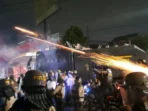 polisi-saat-membubarkan-massa-mahasiswa-yang-berdemo-di-bala-7adz