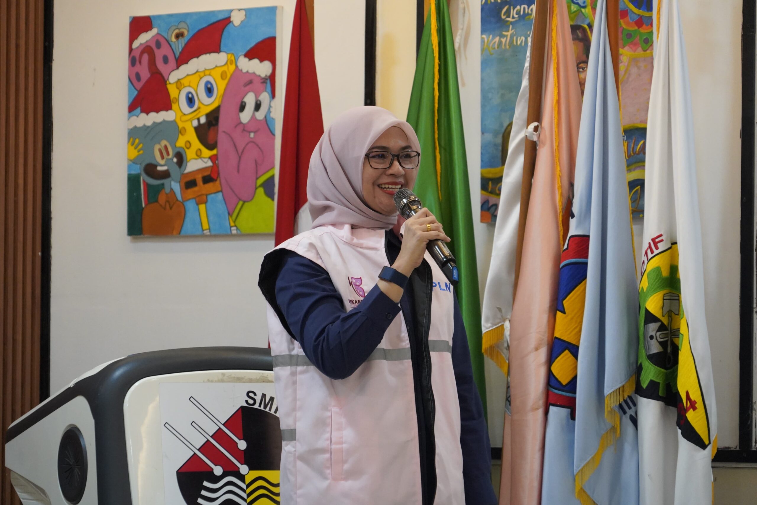 Srikandi PLN Enjiniring Kenalkan Dunia Kerja Ketenagalistrikan kepada Siswa SMK Negeri 34 Jakarta